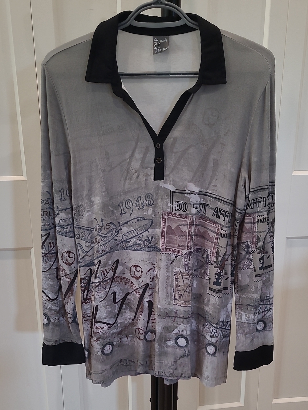 Dolcezza Simply Art Women's Long-Sleeve Printed  - Gray with Black Collar